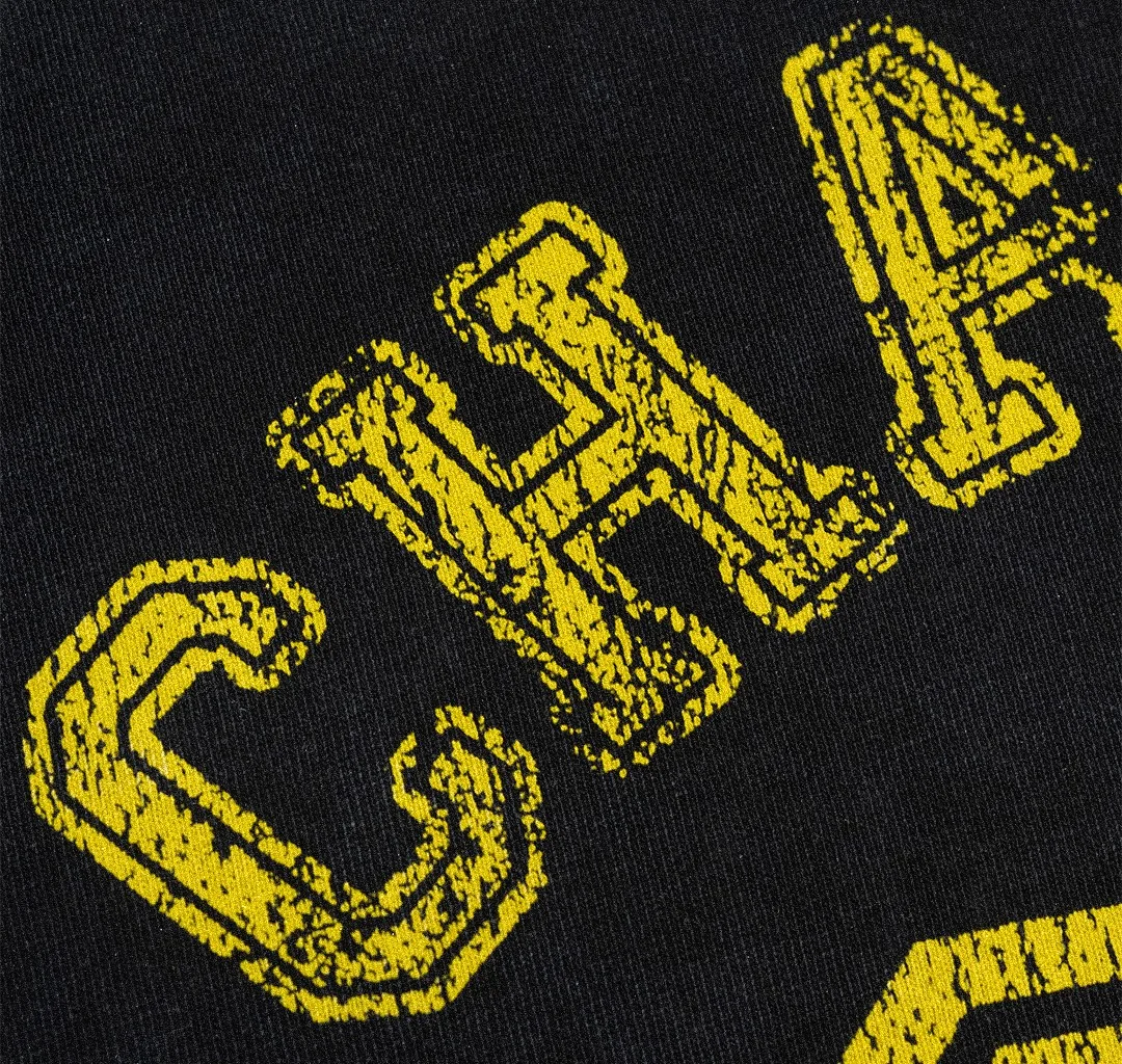 Gros plan broderie chenille DPC sur fond noir.