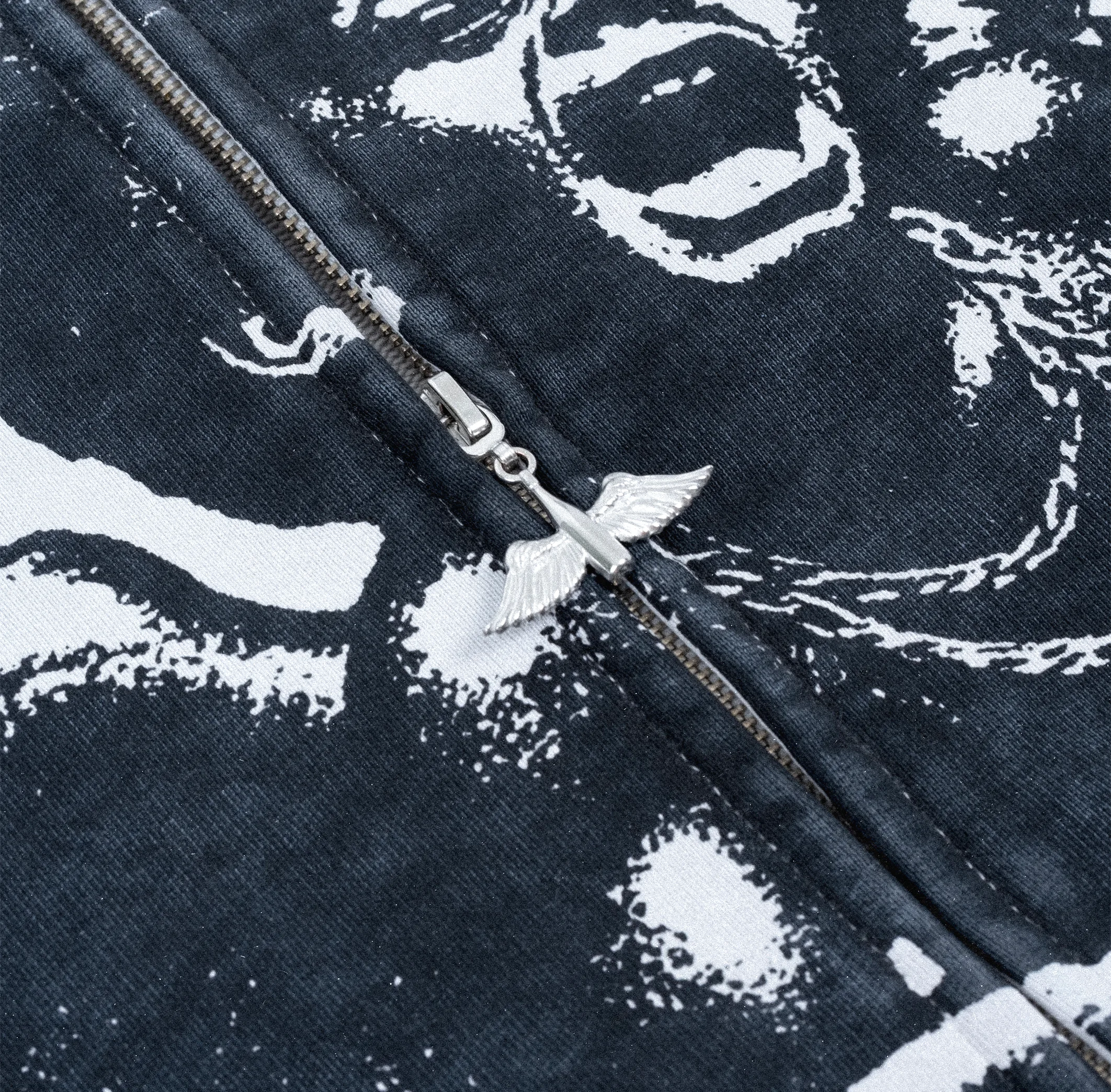 Détail veste denim imprimée avec zip ange.