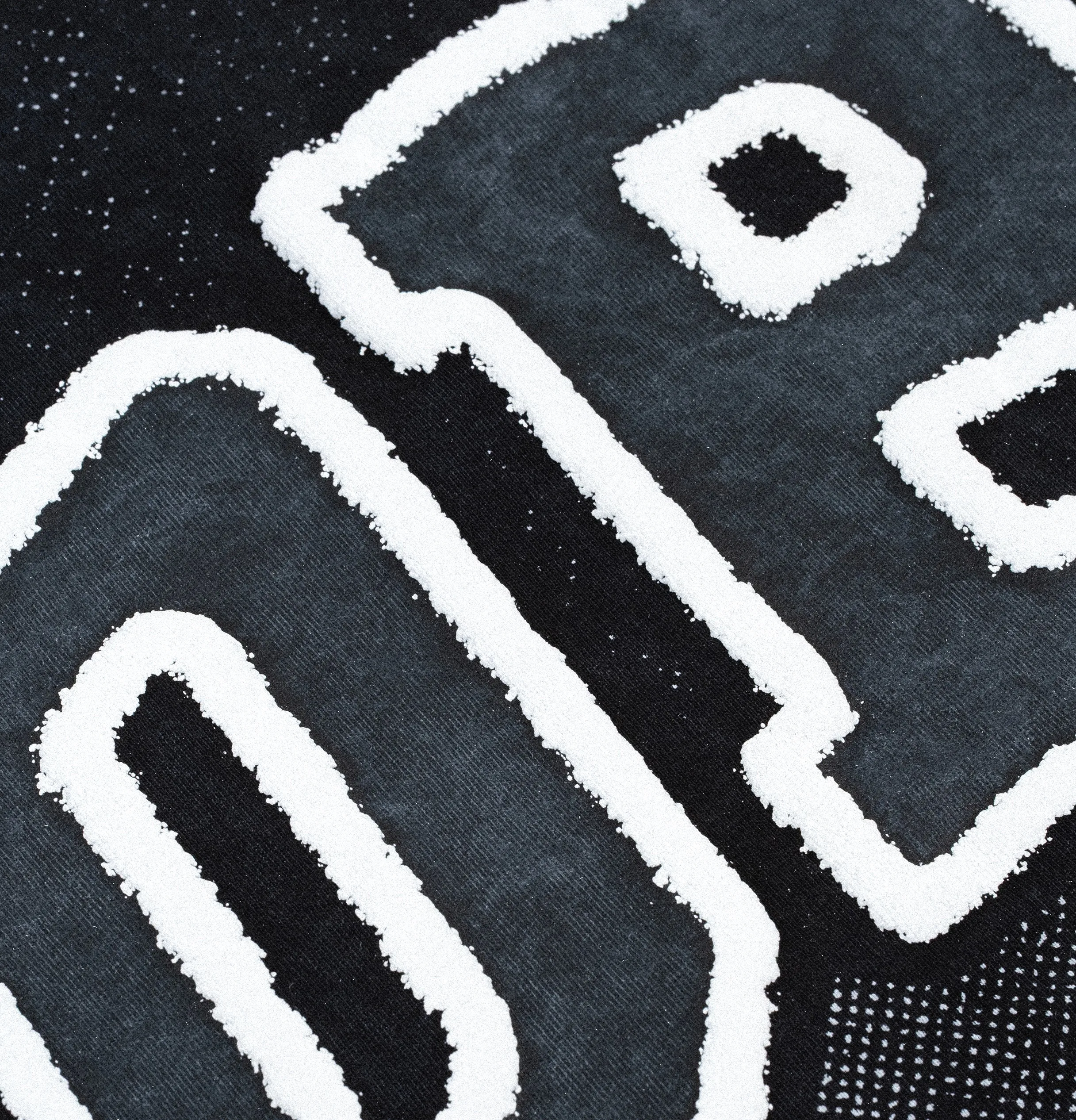 Visuel de campagne sombre et cinématographique.