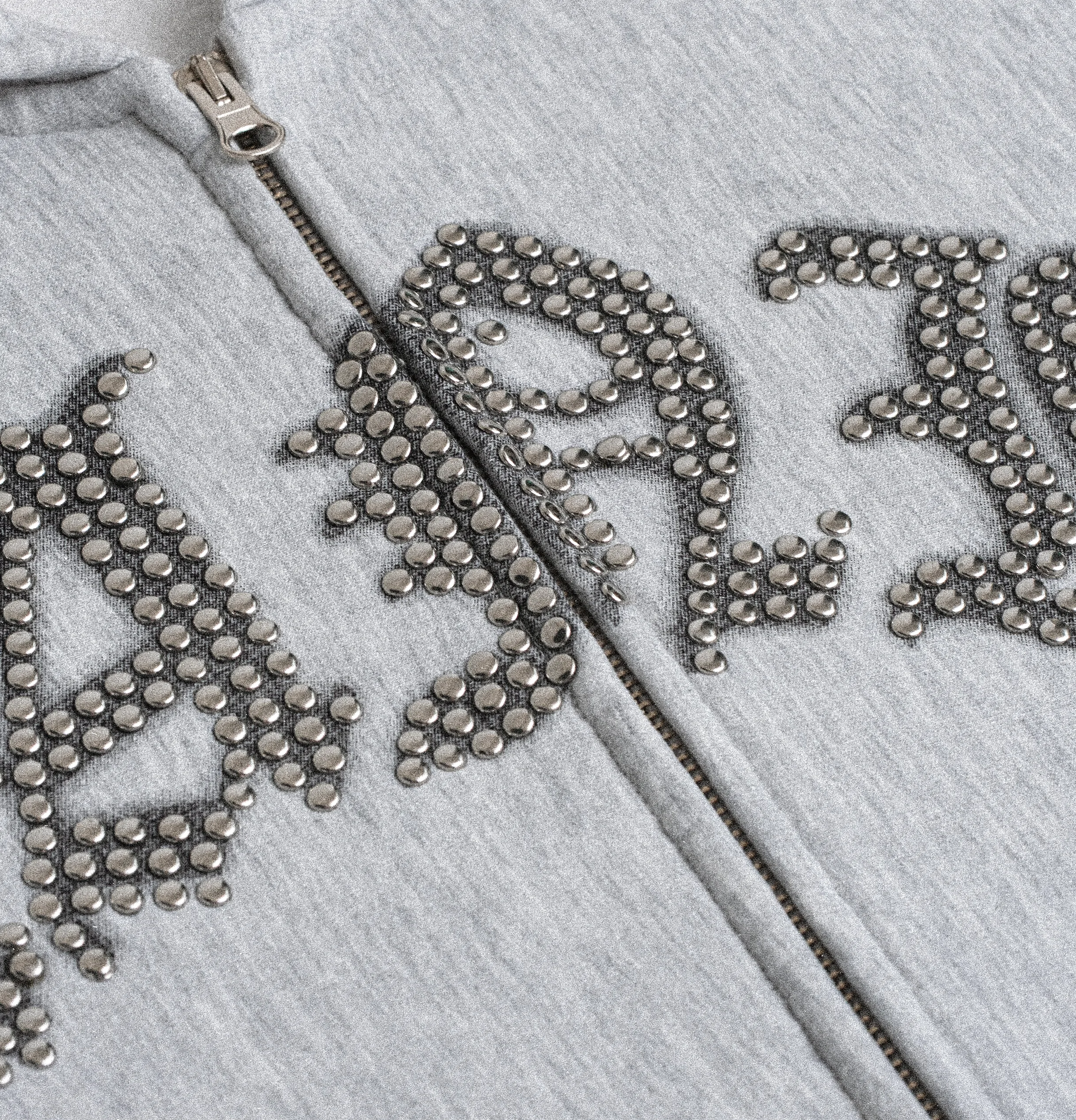 Portrait éditorial avec t-shirt noir Mania.