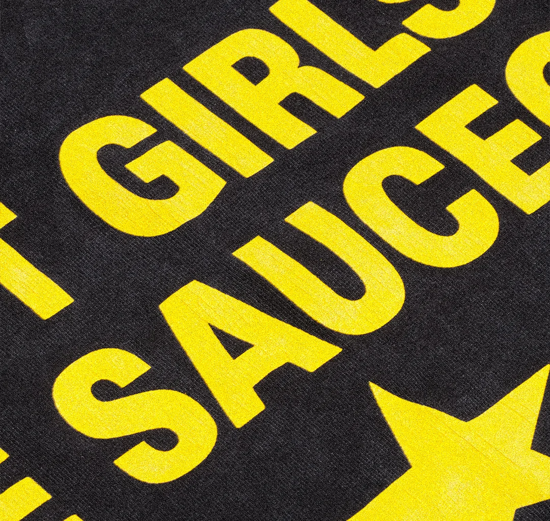 Détail jaune et noir du merchandising Mania.