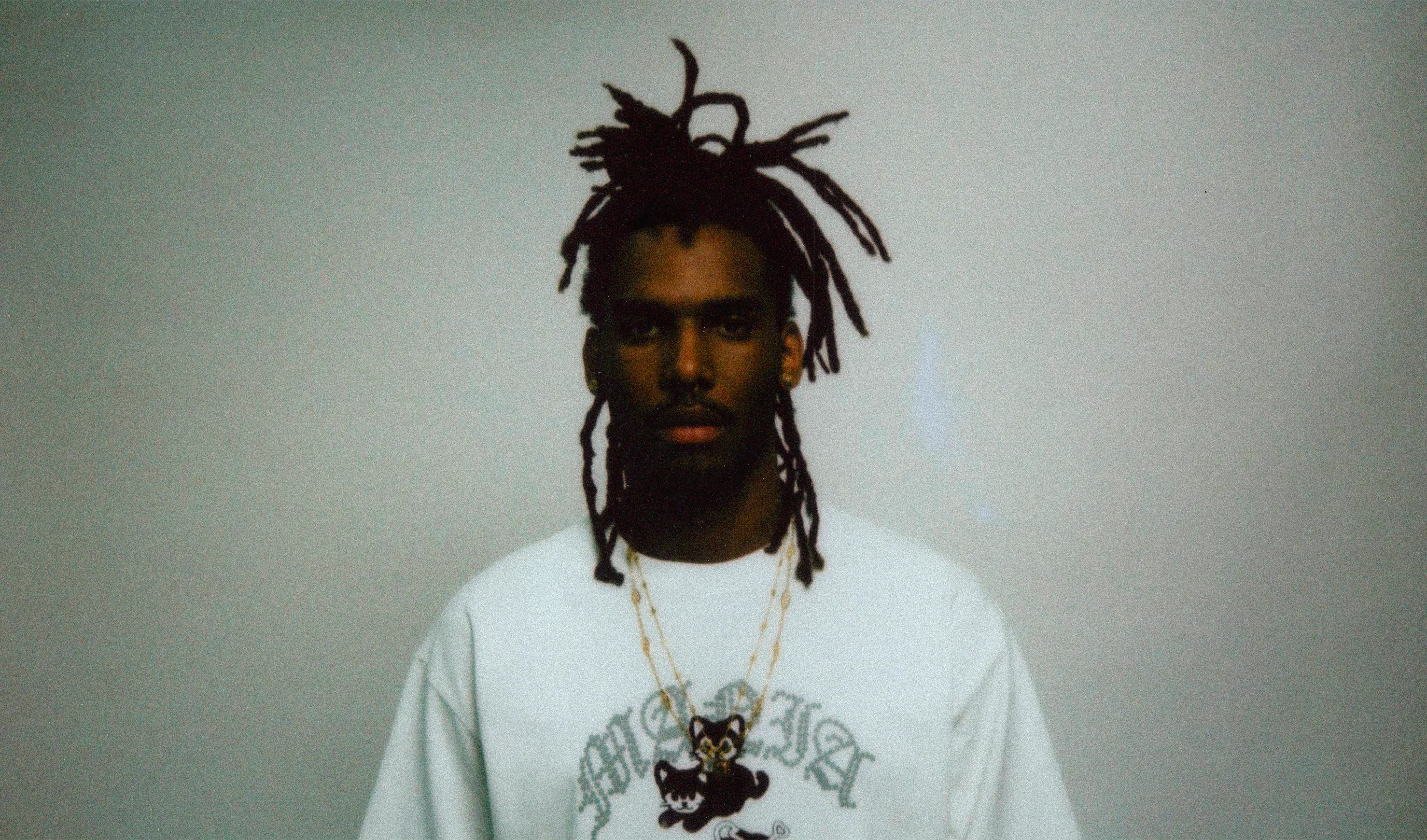 Portrait studio avec collier et look Mania.