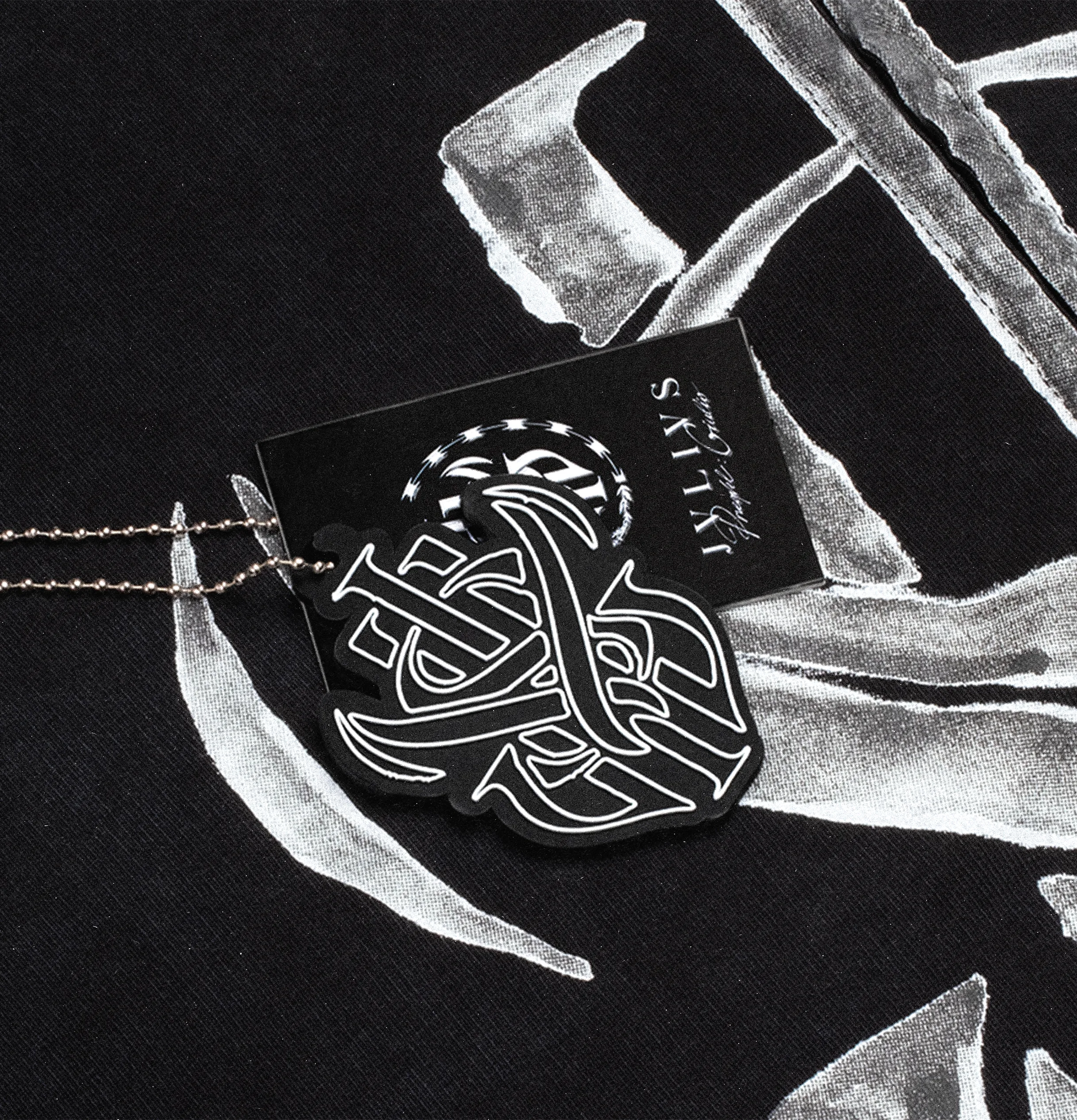 Photo produit sombre avec broderie SCH.