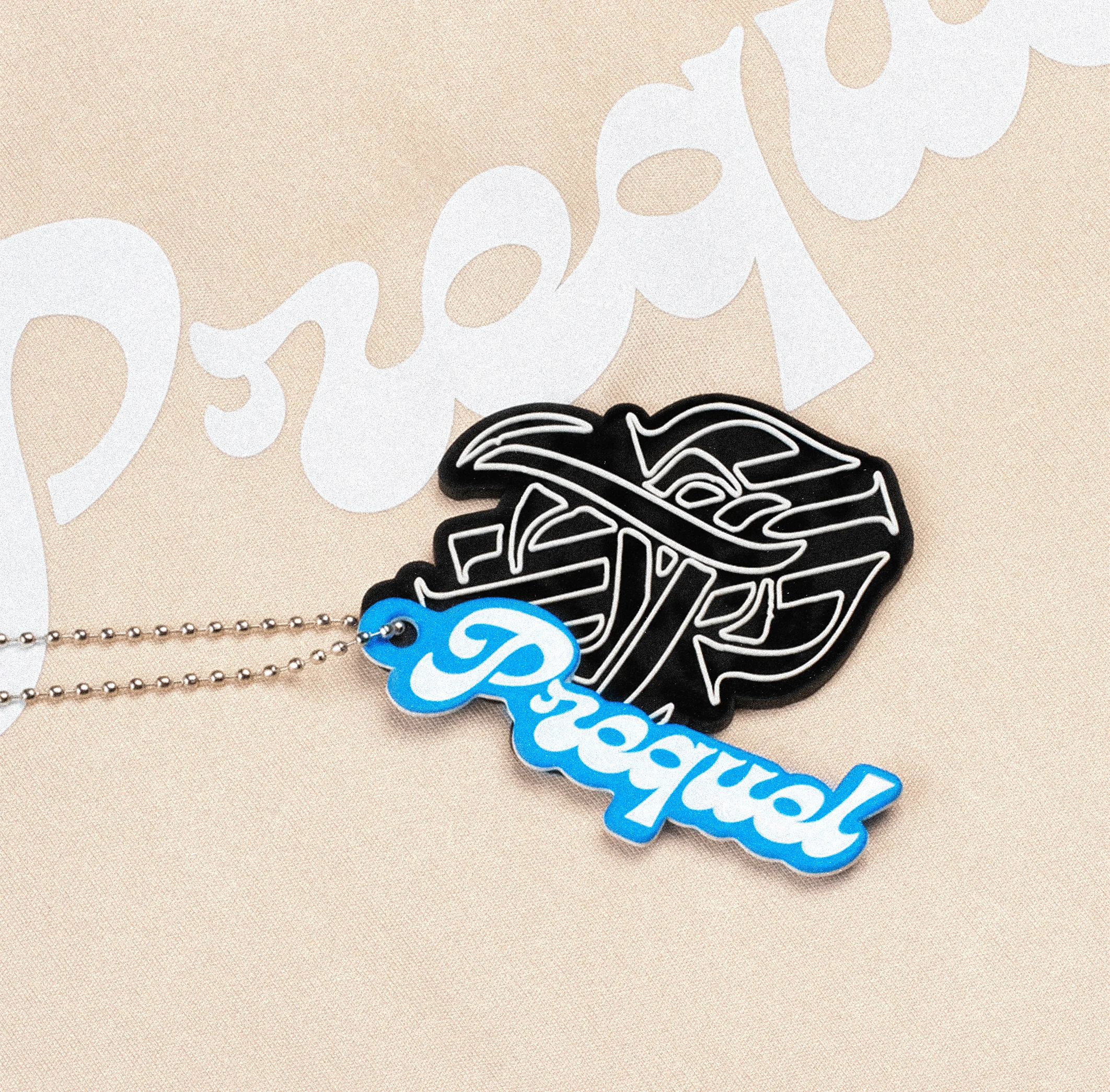 Patch et lettrage bleu sur fond clair.