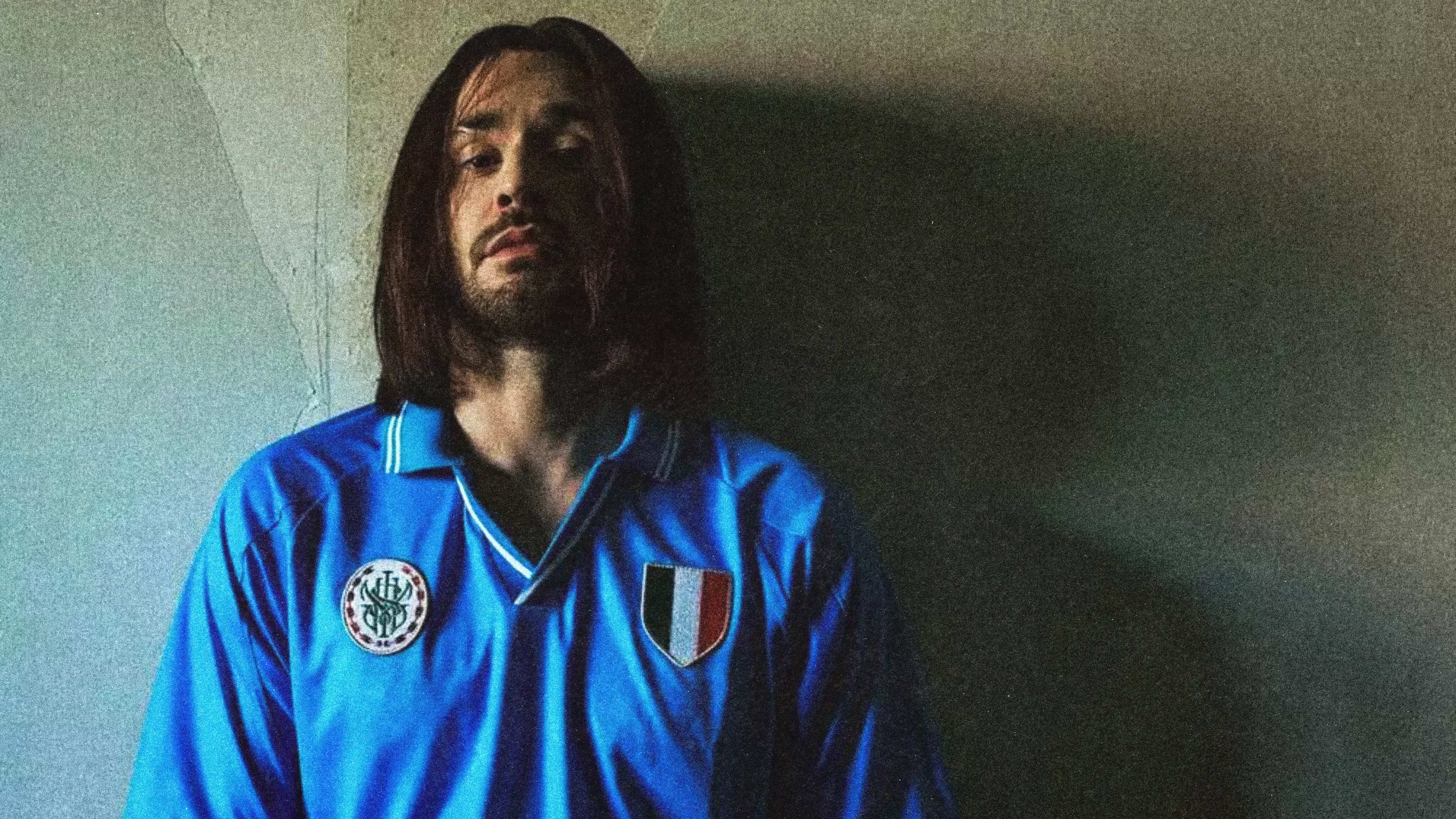 Portrait en hoodie bleu de la collection SCH.