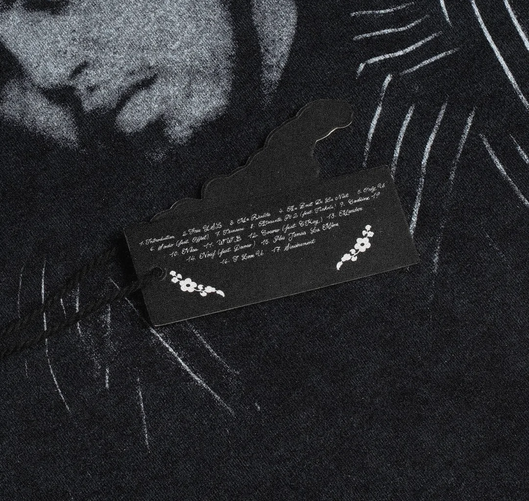 Détail rouge et noir du merchandising Sincèrement.