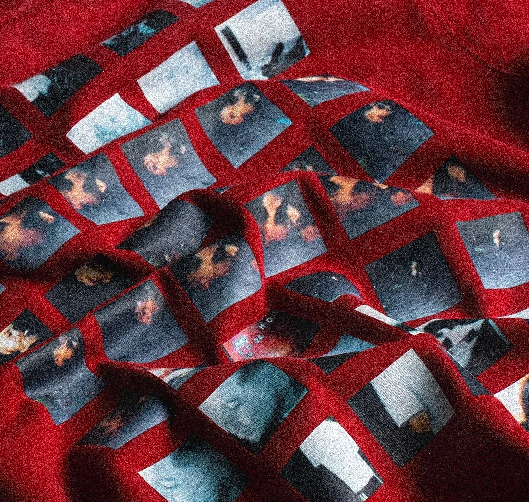 Détail d'une planche textile rouge et noire Sincèrement.