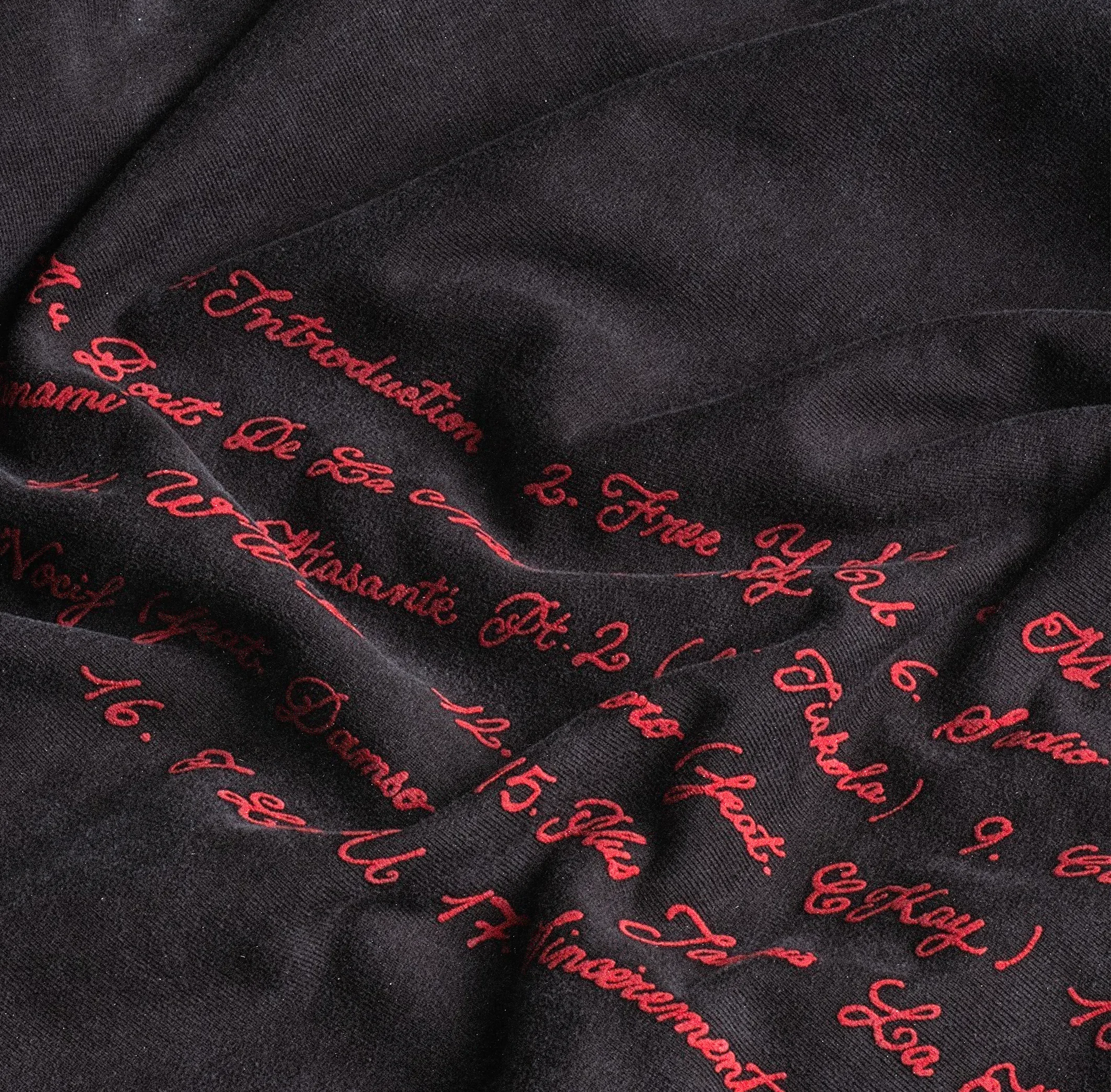 Gros plan sur le logo Sincèrement brodé en rouge.